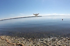 城會玩！加拿大男子成功用無人機釣到魚