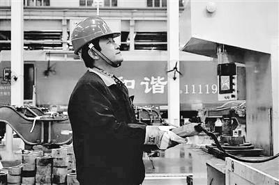 蘭州：寒夜黃河邊，他一把拉出落水大學(xué)生