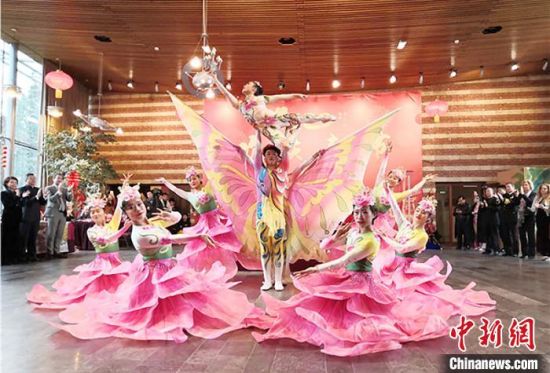 圖為雜技演員通過精湛的技藝贏得了滿堂喝彩?！「拭C省文化和旅游廳網(wǎng)站 攝