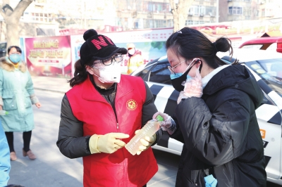 用點(diǎn)滴善舉筑就強(qiáng)大正能量 蘭州市各級道德模范、蘭州好人齊心援助抗擊疫情一線