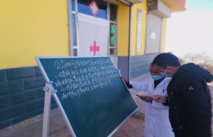 市紀(jì)委監(jiān)委駐村幫扶干部馬維高在村衛(wèi)生室宣傳疫情防控知識。.jpg