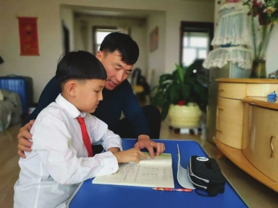 學(xué)生拼自律 家長(zhǎng)拼才藝 一刻也不停歇的“云”學(xué)習(xí)挺熱鬧