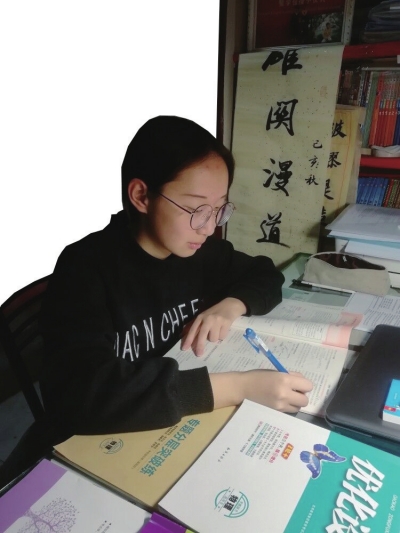 自覺自律上網(wǎng)課 師生共同嘗試學(xué)習(xí)新模式 高三學(xué)生“網(wǎng)上”積極備考