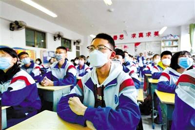 甘肅省初三和高一、高二年級(jí)學(xué)生昨日開學(xué) 青春校園又聞瑯瑯讀書聲