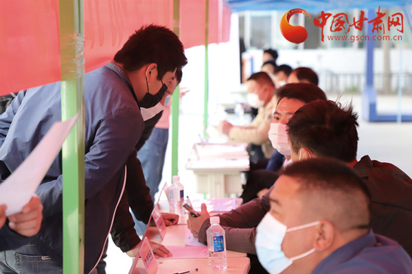 【甘肅省決戰(zhàn)決勝脫貧攻堅(jiān)】扶貧又扶志！把“就業(yè)大禮包”送到貧困戶家門口（圖）