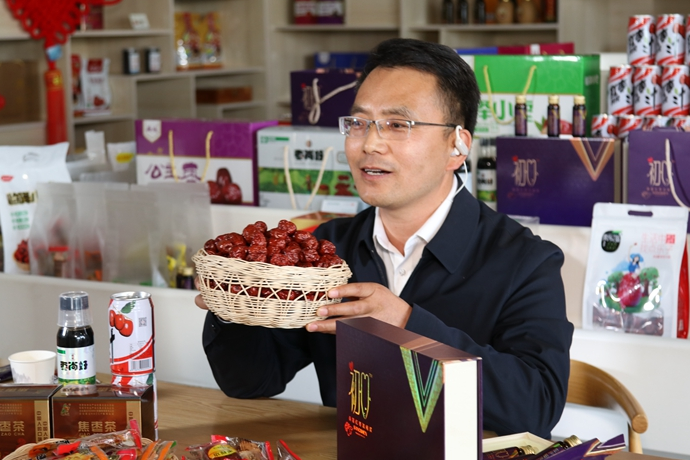 “縣長(zhǎng)直播天團(tuán)”唱響“甘貨春之聲”，售出近30種甘貨1萬(wàn)余件 開(kāi)進(jìn)直播間的網(wǎng)絡(luò)扶貧博覽會(huì)，受百萬(wàn)網(wǎng)友點(diǎn)贊 