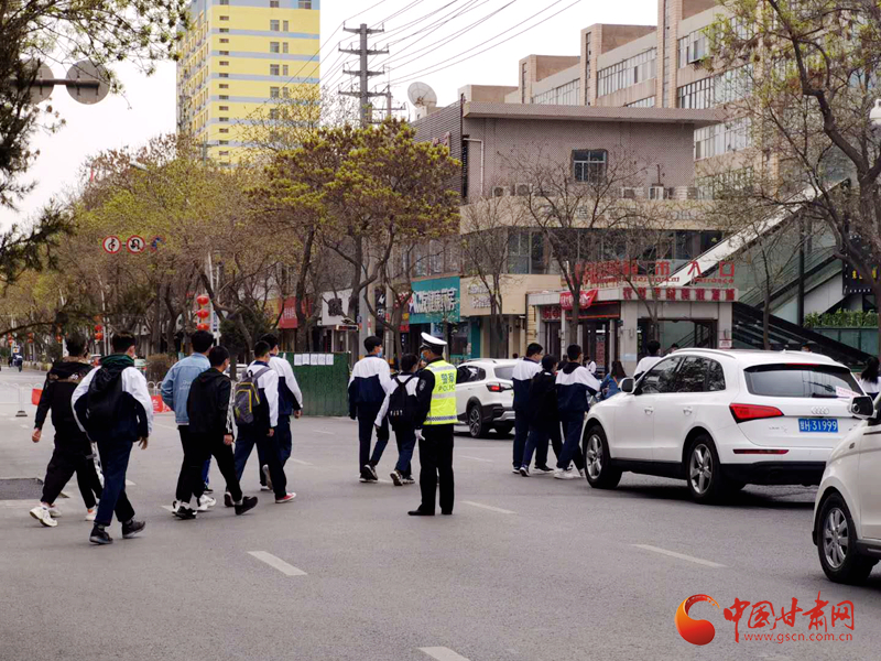 保駕護航！涼州公安交警“護學崗” 撐起“平安傘”