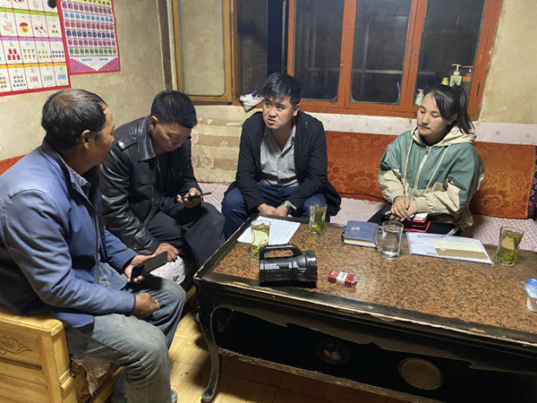圖為木耳鎮(zhèn)紀(jì)檢干事盧建民（左三）連夜在多壩村多壩組奚連德家中了解受災(zāi)情況，排查安全隱患，并宣傳發(fā)生次生災(zāi)害的相關(guān)知識。_副本.jpg