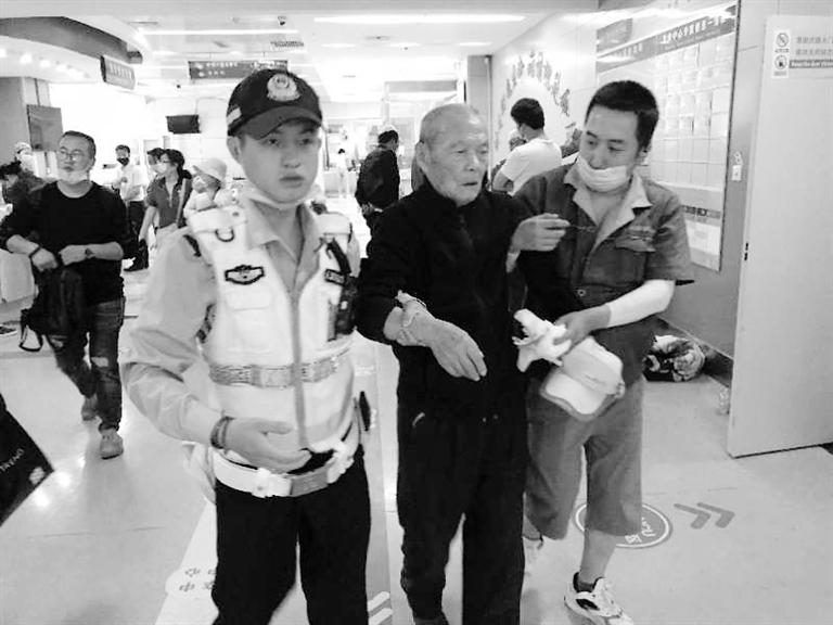 蘭州街頭最美的一次逆行！耄耋老人摔倒街頭 交警的哥合力救助3分鐘