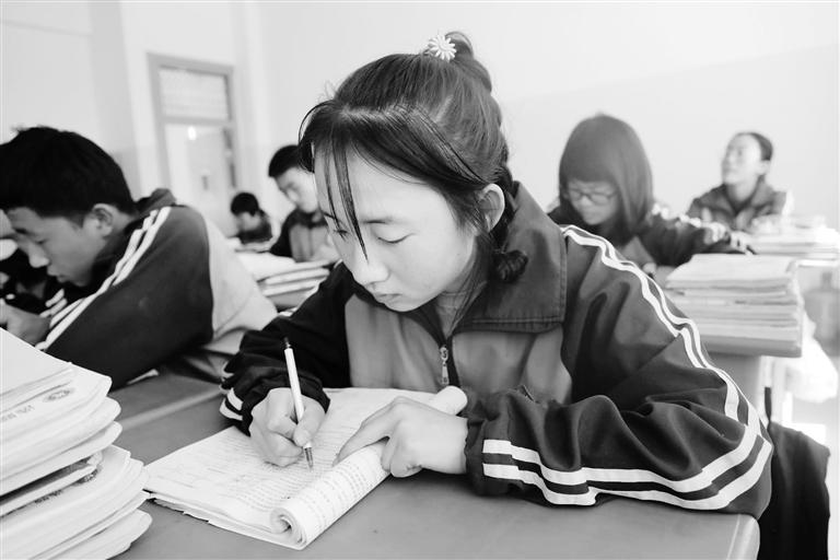 慶陽(yáng)環(huán)縣這名小姑娘，柔弱肩膀撐起一個(gè)大家庭