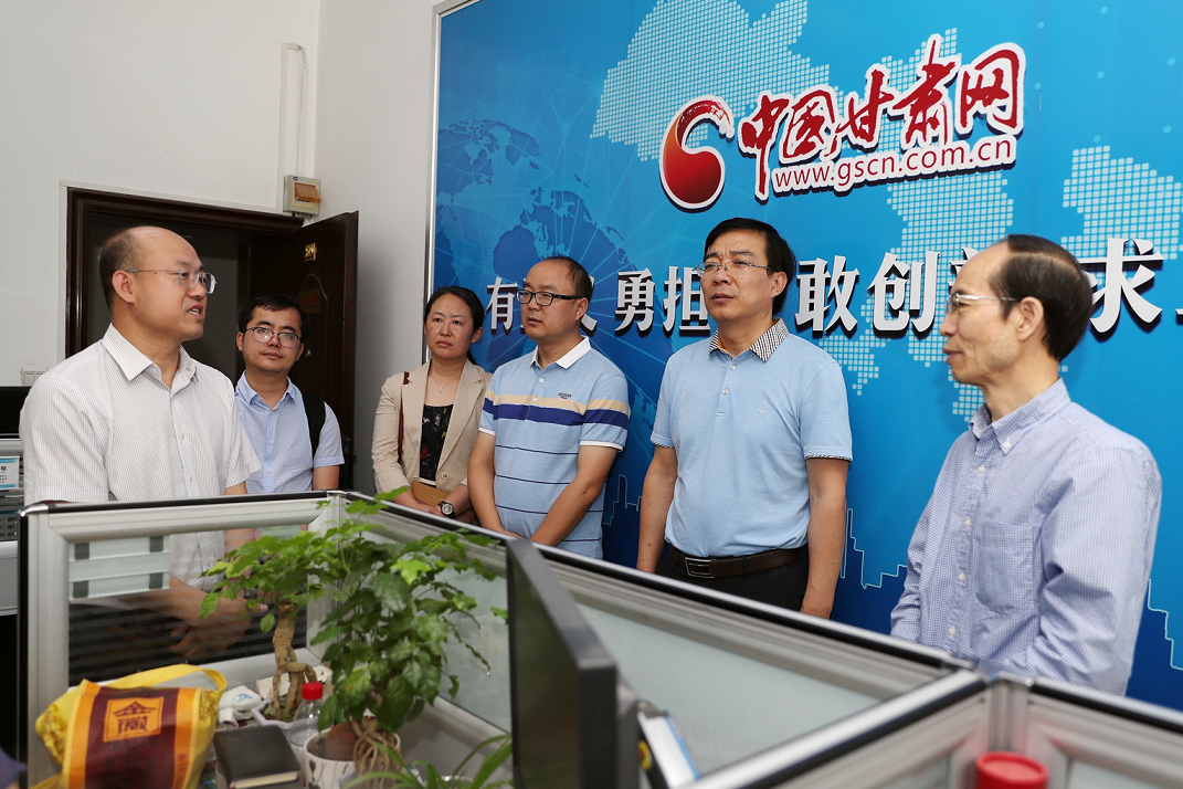 蘭州大學(xué)新聞與傳播學(xué)院院長(zhǎng)馮誠一行到中國甘肅網(wǎng)調(diào)研（圖）