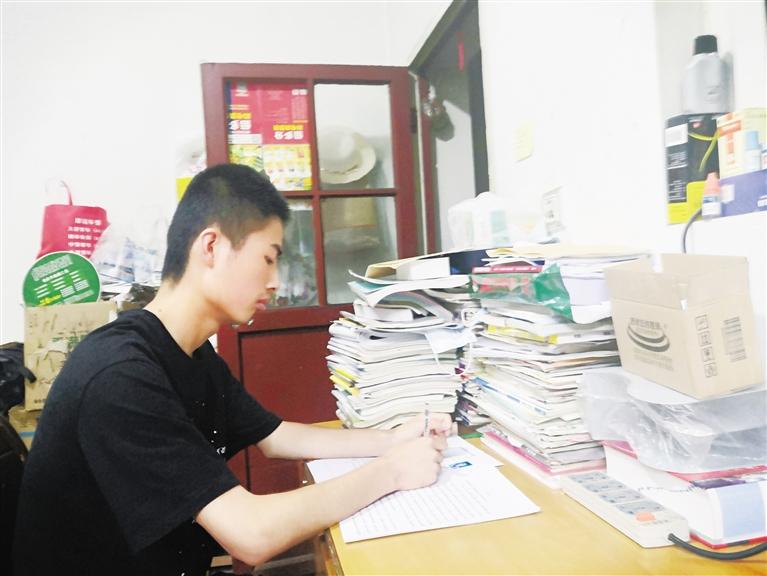 父親外出打工養(yǎng)家 母親術后難干重活 秦州農家少年高考取得好成績申請陽光助學金