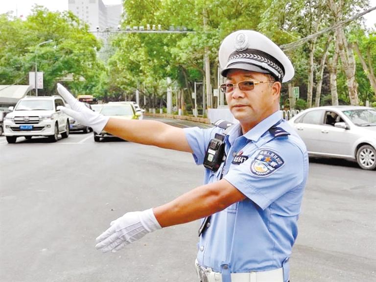 蘭州城關(guān)區(qū)交警大隊(duì)一線老交警馬驍：俯首甘為“老黃?！?>
        </a><em>蘭州城關(guān)區(qū)交警大隊(duì)一線老交警馬驍：俯首甘為“老黃牛”</em></li>
    <li><a  target=