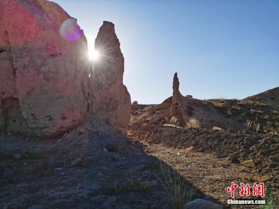 山丹境內(nèi)的長城是由壕塹和山險為主的漢長城和黃土墻體為主的明長城兩部分組成。 翟繼宗 攝