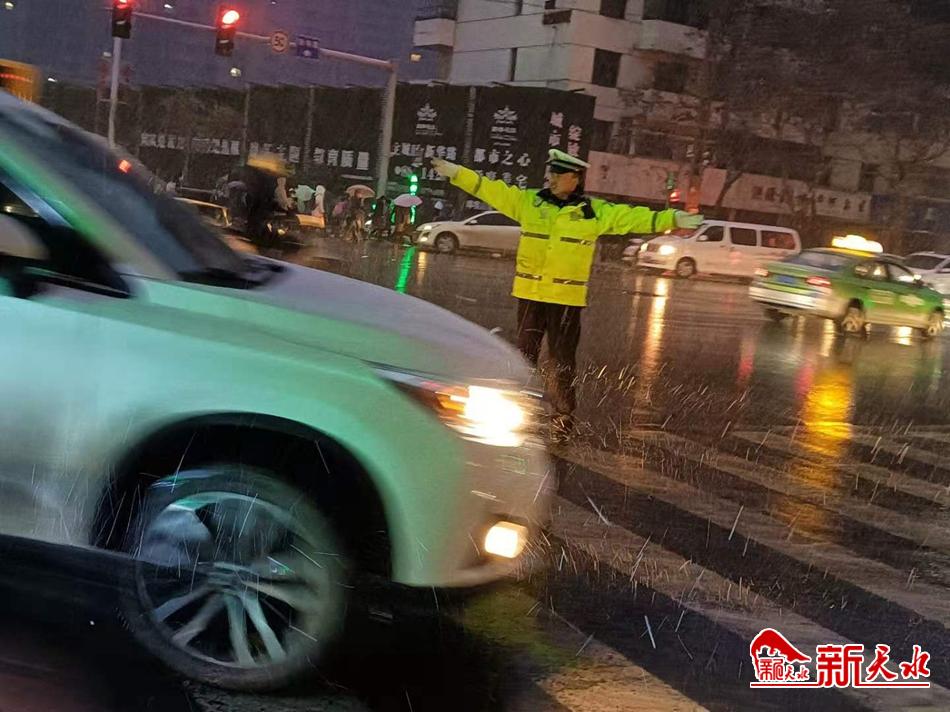風(fēng)雪襲來(lái)，天水最美“警色”在路上！