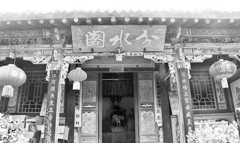 秦嶺鎮(zhèn)分水閣，一屋檐水分江河 這里可看水系奇觀，可賞連翹花海