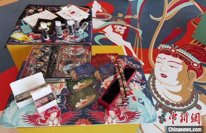 60余類敦煌主題的文創(chuàng)產(chǎn)品讓人愛不釋手。　丁思 攝