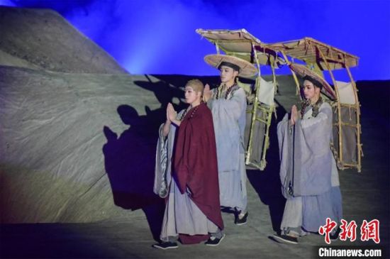 圖為演出現(xiàn)場，該劇獨創(chuàng)360度旋轉(zhuǎn)并前后移動觀眾席，顛覆傳統(tǒng)劇場舞臺表演模式?！⊥醣筱y 攝