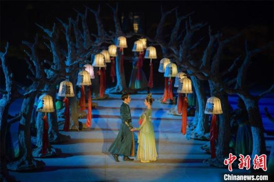 圖為全新升級《敦煌盛典》，新增戰(zhàn)馬、燈籠矩陣，以及最新聲、光、電硬件設(shè)施?！⊥醣筱y 攝