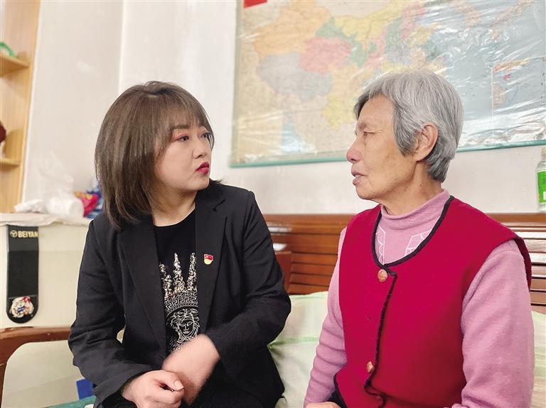 敦煌路街道任家莊街東社區(qū)黨委書記、居委會主任譚莉：我們必須成為老百姓堅強的后盾