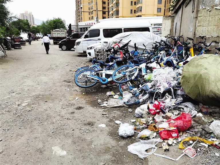 百米土路臟亂差，誰來管？經(jīng)記者協(xié)調(diào)，社區(qū)組織志愿者進行了清理