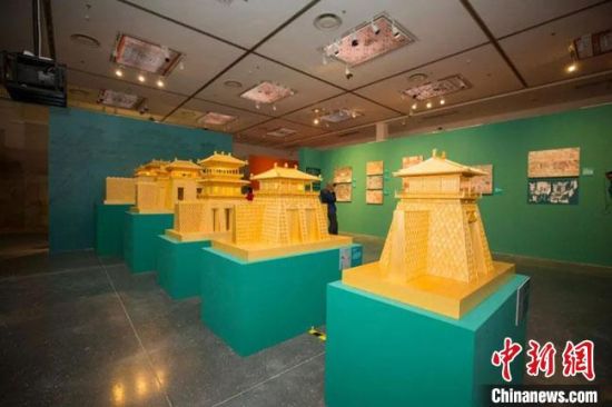 圖為呈現(xiàn)敦煌壁畫中的建筑和園林之美的復原模型。(資料圖) 敦煌研究院供圖