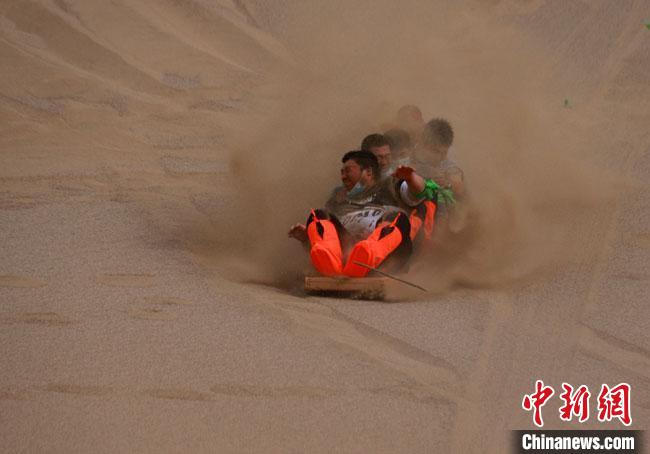 6月13日，敦煌鳴沙山月牙泉景區(qū)舉辦滑沙比賽?！●T豆 攝