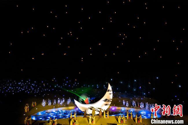 圖為大型沙漠實(shí)景演出《敦煌盛典》演出劇照。(資料圖) 敦煌市委宣傳部供圖