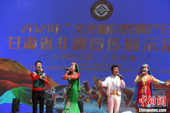 圖為甘肅臨夏回族自治州非遺傳承人演唱花兒?！钇G敏 攝