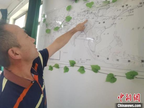 圖為甘肅省社會科學院絲綢之路研究所所長侯宗輝指出《絲綢之路古文明》課題組考察線路。　閆姣 攝