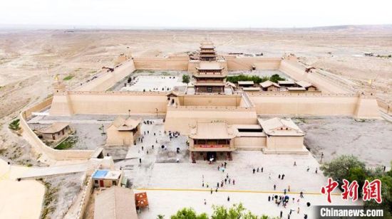 圖為7月中旬，世界文化遺產(chǎn)——嘉峪關(guān)，它是中國明代萬里長城的西端起點?！「哒埂z