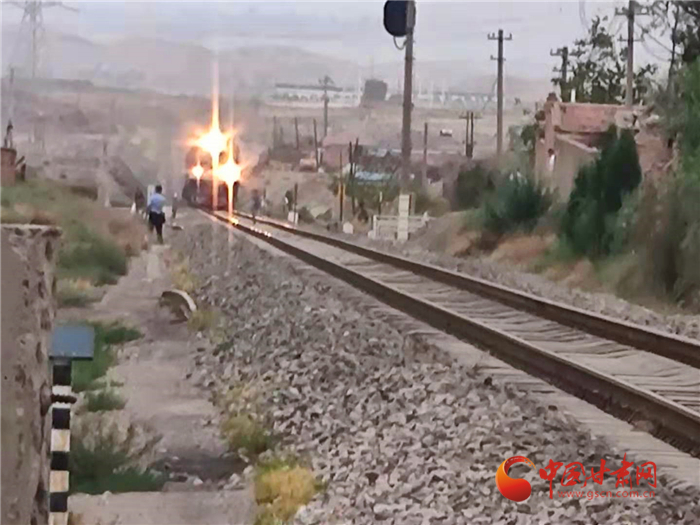 驚險！火車來臨小男孩鐵路上玩耍 蘭鐵民警飛奔將其救下