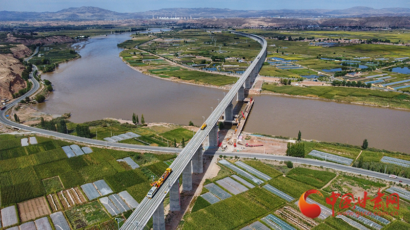 【隴拍客】直擊現(xiàn)場(chǎng)！看中蘭鐵路首條接觸網(wǎng)導(dǎo)線如何架設(shè)