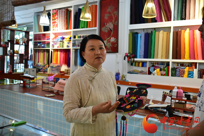 【蘭大新聞學(xué)子重走西北角】香包傳承人劉蘭芳：飛針走線，傳承匠心 