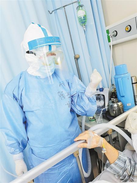 白衣天使 逆風(fēng)綻放——記第48屆南丁格爾獎(jiǎng)獲得者、慶陽市人民醫(yī)院重癥監(jiān)護(hù)室護(hù)士長(zhǎng)脫亞莉