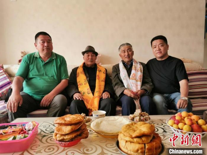 圖為張輝剛(右一)拜訪甘肅肅南縣裕固族德高望重的老人。(資料圖) 張輝剛供圖