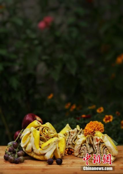 圖為做好的月餅，狀似玫瑰，切開后層層疊疊，色彩斑斕。張文 攝