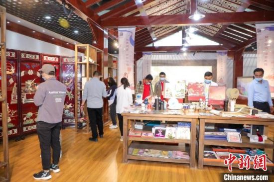 圖為甘肅“一會(huì)一節(jié)”期間，位于敦煌的天水市展館中，民眾觀賞文創(chuàng)產(chǎn)品?！「拭C省文化和旅游廳供圖