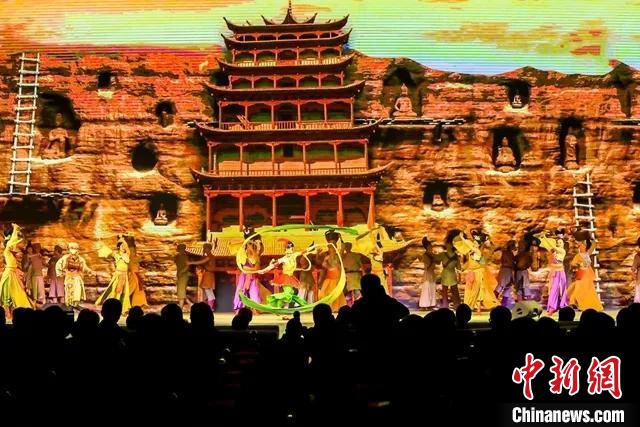 開幕式文藝展示“相約敦煌”，通過數(shù)字技術(shù)將莫高窟“搬到”演出現(xiàn)場?！「拭C省文化和旅游廳供圖