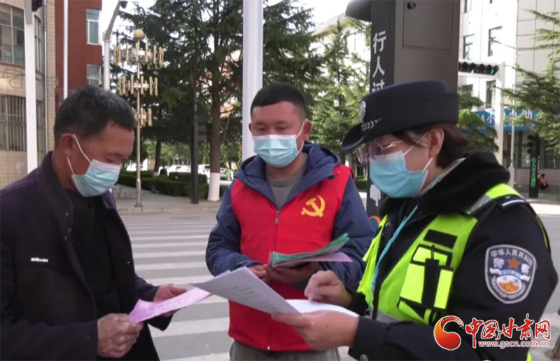 平?jīng)龀缧牛簷C關黨員齊參與 文明創(chuàng)建我先行