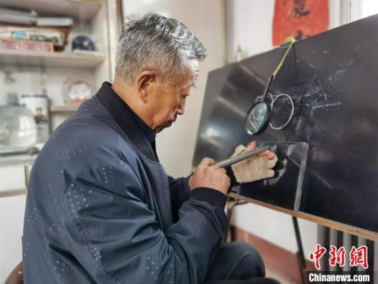 圖為陶世清在創(chuàng)作中?！钅?攝