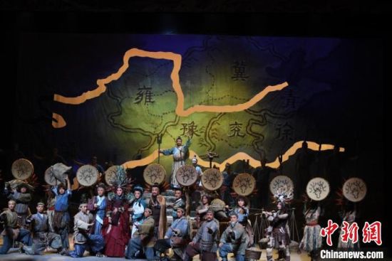 作為隴劇“梅花”，雷通霞在《大禹治水》中甘當(dāng)“綠葉”，該劇推出后，反響十分熱烈。(資料圖) 楊艷敏 攝