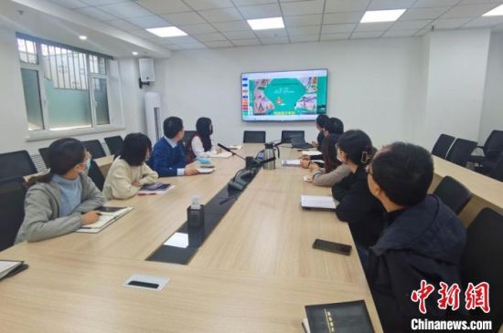 圖為甘肅教育出版社《寫給青少年的敦煌故事》叢書項目組，探討圖書封面設計?！￠Z姣 攝