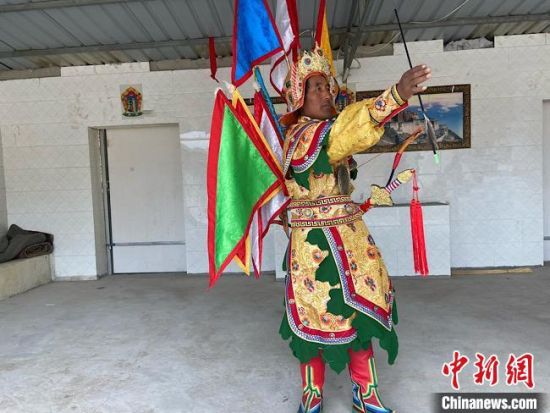 圖為完代才讓在外木村戲臺出演?！∷巫雨?攝