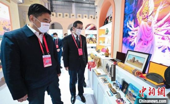 圖為甘肅省副省長孫雪濤(左)與甘肅省文化和旅游廳廳長陳衛(wèi)中(右)一同參觀“甘肅館”?！「拭C省文化和旅游廳供圖