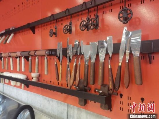 圖為徐晉林制作雕版敦煌壁畫所用工具?！￠Z姣 攝