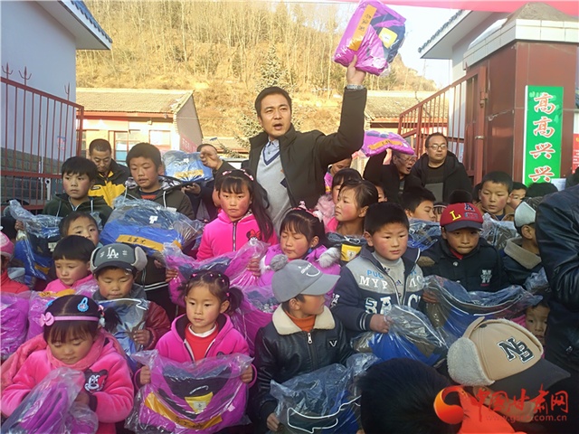 為愛匯聚  中國(guó)甘肅網(wǎng)2022“新年新衣”溫暖相伴過(guò)新年