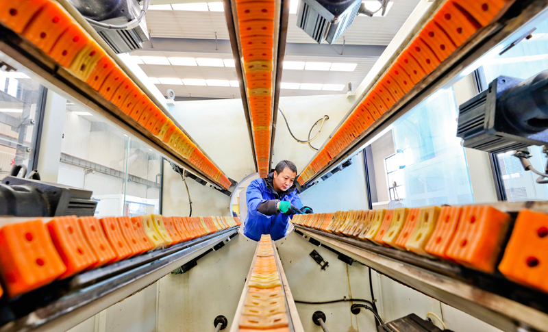 【隴拍客】甘肅民樂(lè)：冬閑人不閑 開(kāi)足馬力生產(chǎn)農(nóng)資備春耕