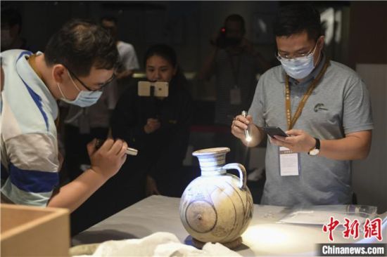 2020年6月，在長沙博物館舉行“從地中海到中國：絲路寶藏——平山郁夫絲綢之路美術(shù)館藏文物展”前，專家開箱鑒定文物。中新社記者 楊華峰 攝