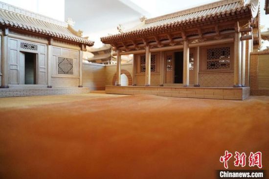 圖為微縮建筑蘭州四合院內(nèi)部結(jié)構(gòu)?！【琶赖┰?　攝